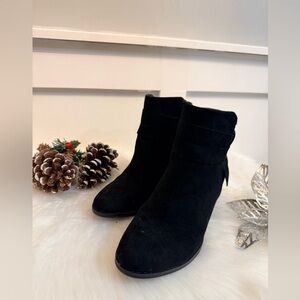 4/$25 •  George Tessa Black Suede Heel Booties‎